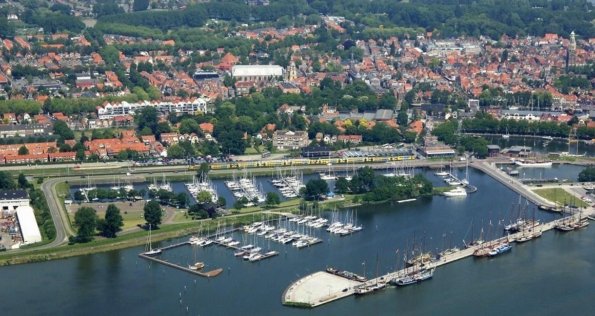 Luchtfoto genomen vanuit het zuiden met zicht op het noorden met op de voorgrond de Buyshaven en direct daarachter het NS-station