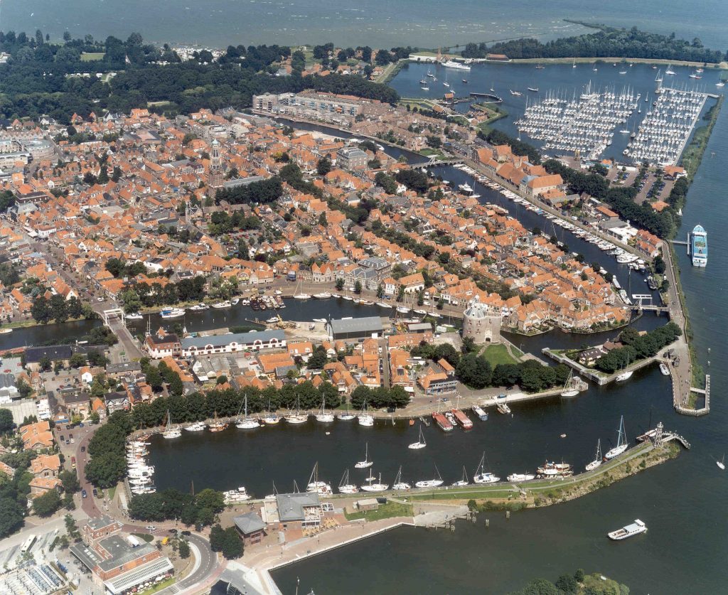 Luchtfoto van de binnenstad van Enkhuizen met onderaan de Buitenhaven, in het midden de Binnenhaven (Oude Haven) en rechts de Oosterhaven.