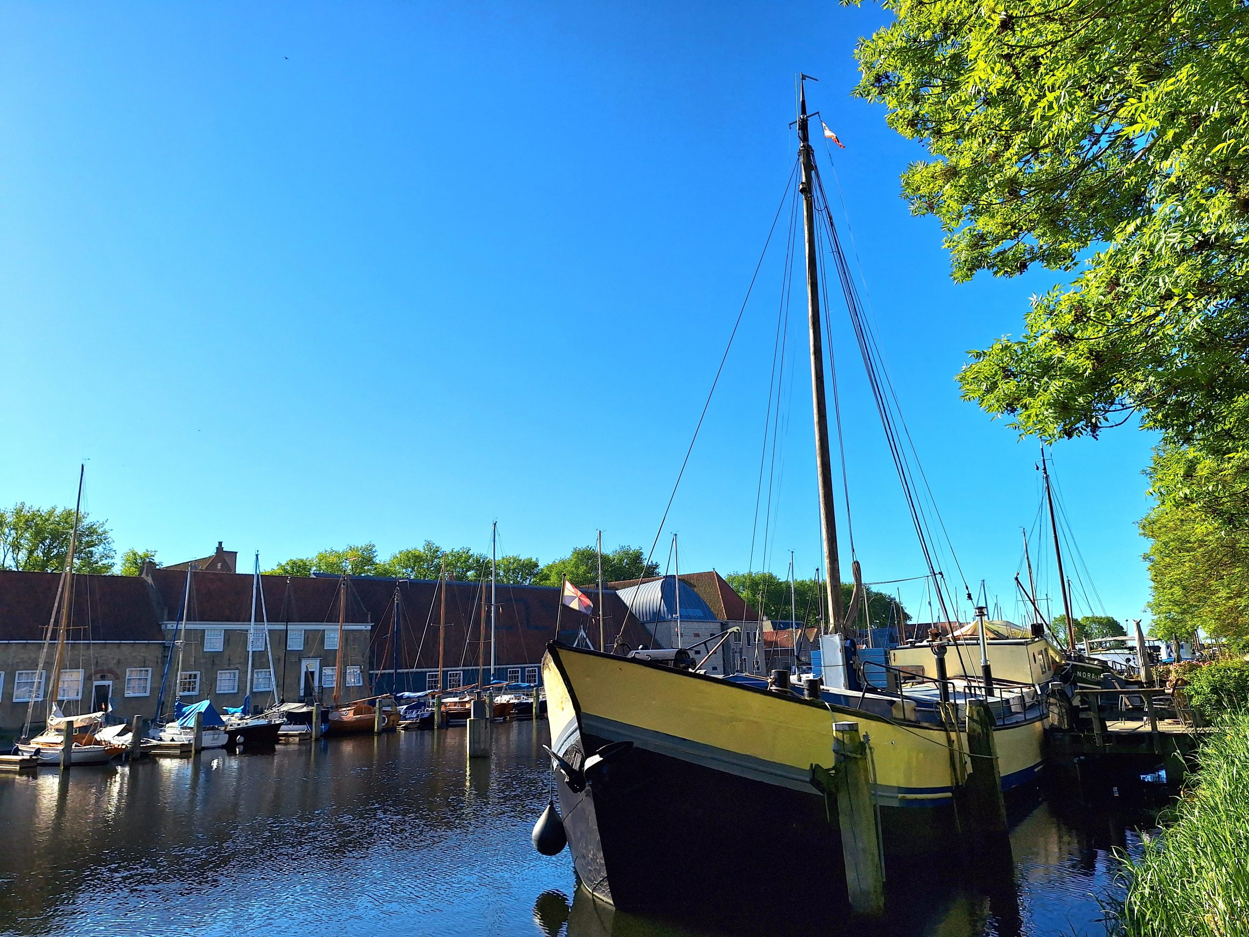 zwart gele grote boot met meerdere bootjes